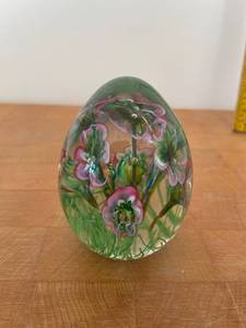 lot 208C image: Vintage Floral Art Glass Paperweight Egg Shape