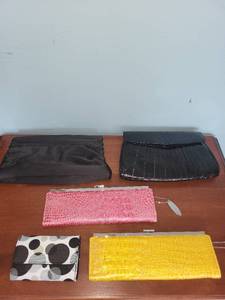 lot 402 image: Set of 5 Elegant Ladies Clutches in Assorted Colors