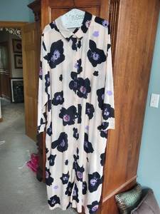 lot 512 image: Collection of 4 Womens Dresses and a Matching Pantsuit Set in Plus Sizes