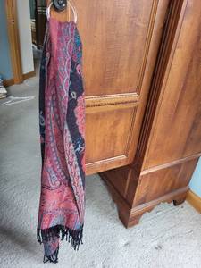 lot 520 image: Set of 4 Decorative Scarves Including Vince Camuto and Leopard Print