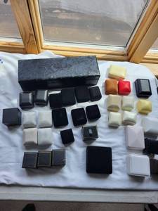 lot 522 image: Collection of Jewelry Gift Boxes and Pouches