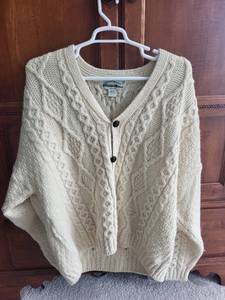 lot 538 image: Pair of Aran Wool Sweaters - XL Cardigan and Pullover
