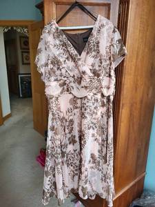 lot 572 image: Collection of 5 Womens Dresses by Connected, London Times, and Barara