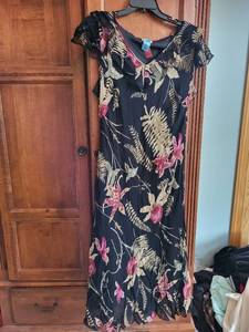 lot 576 image: Collection of 4 Womens Dresses - Various Designs and Brands