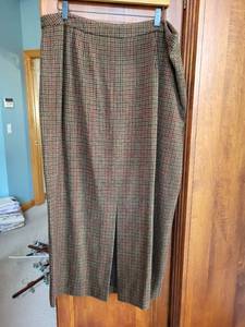 lot 577 image: Lot of 4 Womens Wool Skirts - Ralph Lauren and Jones New York, Size 18W