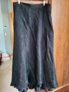 lot 584 image: Collection of Womens Black Clothing - Skirts and Pants