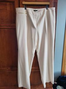 lot 587 image: Set of Womens Plus Size Pants - Jones New York and Lauren Ralph Lauren