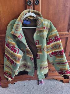 lot 614 image: Pendleton Woolen Mills XXXL Blanket Jacket with Native American Pattern
