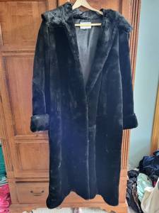 lot 619 image: Womens Size 16 Faux Fur Full-Length Coat with Hood