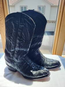 lot 633 image: Pair of Black Ranch Hand Cowboy Boots Size 9 EE