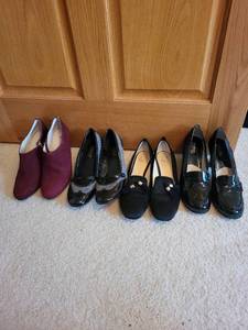 lot 640 image: Collection of 4 Womens Designer Shoes - Michael Kors & Vero Cuoio