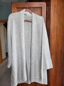 lot 659 image: 3X Light Gray Knit Cardigan and Lauren Ralph Lauren Cable Knit Throw Blanket Set