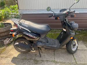lot 9 image: 2002 Yamaha Zuma (aka Bug Eye) 50CC ONLY 2100 Miles