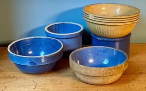 lot 39 image: Set of 4 Vintage Pottery Mixing Bowls including a Red Wing Saffron Ware Bowl