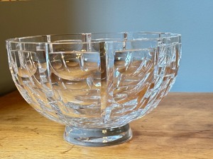 lot 46B image: 8 Crystal Bowl with Geometric Design