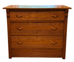 lot 12 image: Vintage Oak 3-Drawer Dresser