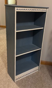 lot 58 image: Pretty Vintage Painted Shelf