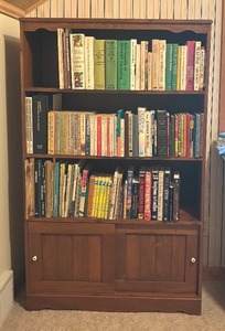 lot 82 image: Vintage Bookshelf Cabinet