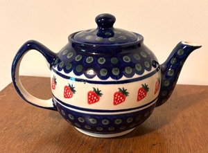 lot 126 image: Polish Pottery Boleslawiec Teapot