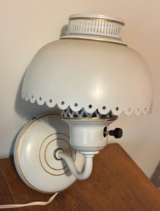 lot 132 image: Vintage Scalloped Metal Wall Mount Lamp