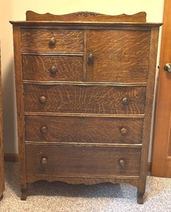 lot 7 image: Gorgeous Antique Tiger Oak Dresser