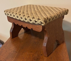 lot 141 image: Pretty Petite Vintage Footstool