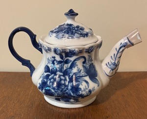 lot 148 image: Cracker Barrel Old Country Store Blue and White Porcelain Collection Teapot