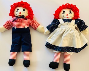lot 111 image: Vintage Raggedy Ann and Raggedy Andy Dolls