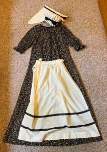 lot 109 image: Prairie Dress  Women Pioneer Dress Long Adult Colonial Costume with Apron, Scarf and Bonnet
