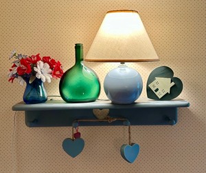 lot 112 image: Decorative Vintage Shelf Set with Table Lamp, Green Vase, and Heart-Shaped Decor