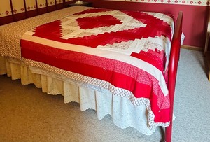 lot 77 image: Beautiful Vintage Handcrafted Quilt in Creams and Reds  Vintage Sawtooth Design Quilt