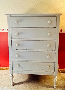 lot 69 image: Distressed White Vintage 5-Drawer Chest