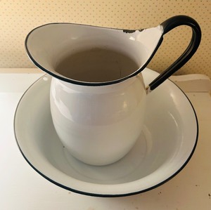 lot 64 image: Vintage Enamelware Pitcher and Basin Set