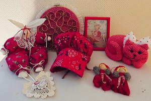 lot 65 image: Cute Red and White Vintage Room Decor