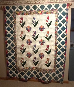 lot 161A image: Vintage Handmade Floral Quilt