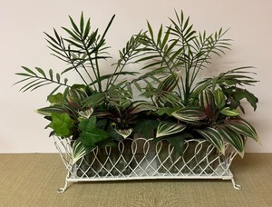 lot 221 image: Beautiful Faux Greenery