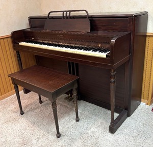 lot 19 image: Vintage Betsy Ross Spinet Piano by Lester