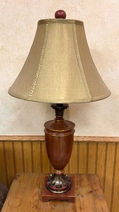 lot 225 image: Lovely Vintage Table Lamp