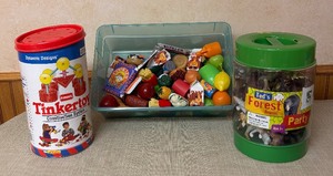 lot 251 image: Tinker Toys, Teds Forest Animal Figurines and Faux Groceries