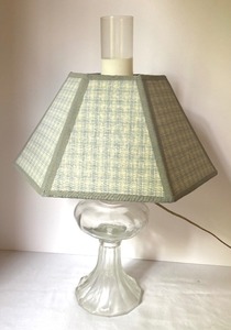 lot 298 image: Lovely Vintage Oil Lamp Style Table Lamp
