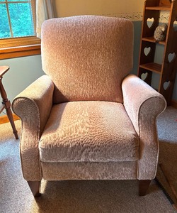 lot 13 image: Charming Recliner Chair
