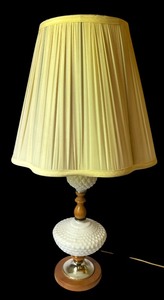lot 307 image: Vintage Milk Glass Accented Table Lamp