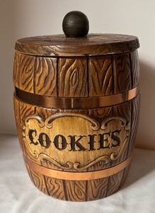 lot 317 image: Mid Century Treasure Craft Ceramic Faux Oak Barrel Cookie Jar