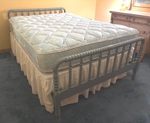 lot 6 image: Vintage Jenny Lind Style Painted Wooden Bed Frame