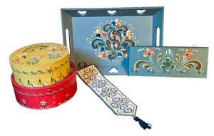 lot 201 image: Vintage Rosemaling Decor Items with Round Boxes and Tray