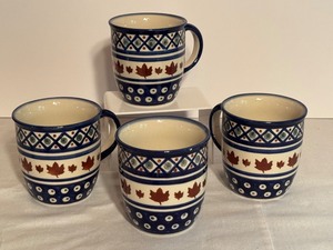 lot 366 image: Set of 4 Boleslawiec Polish Pottry Handmade 4 Mugs with Maple Leaf Design