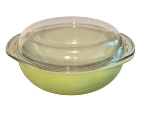 lot 371 image: Vintage Pyrex Two Quart Casserole Dish with Lid