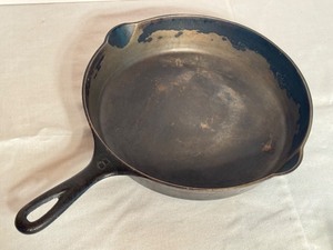 lot 372 image: Vintage Griswold Cast Iron Skillet No. 8