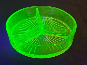 lot 275 image: Vintage Green Vaseline Glass Divided Dish