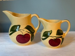lot 269 image: Set of 2 Vintage USA Watt Pottery Pitchers with Apple Motif